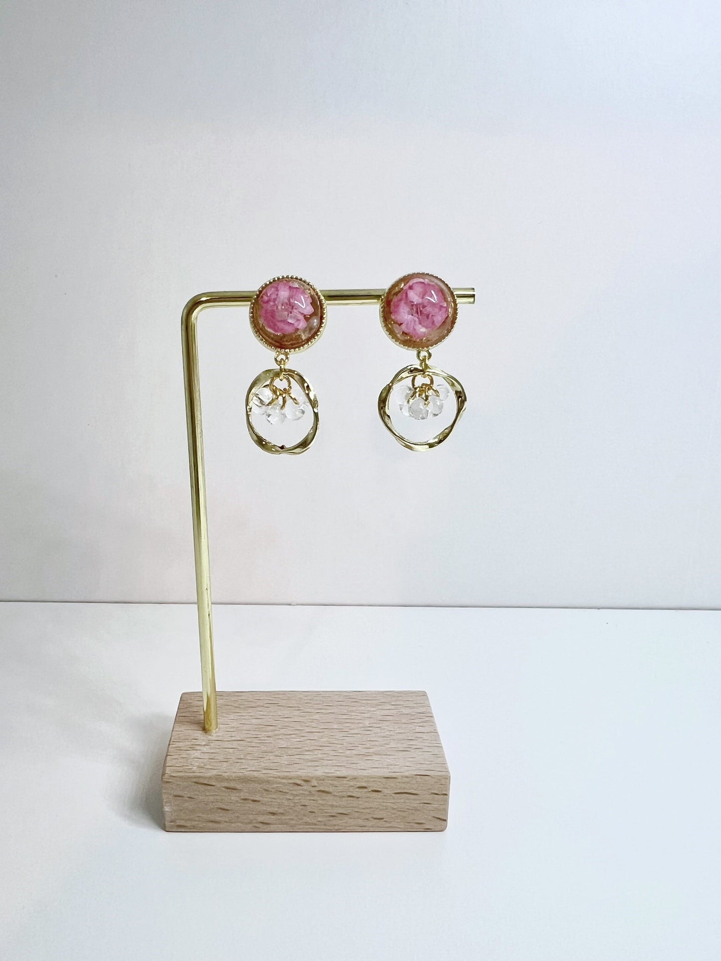 Cho's Bright Earrings Pink Demo.