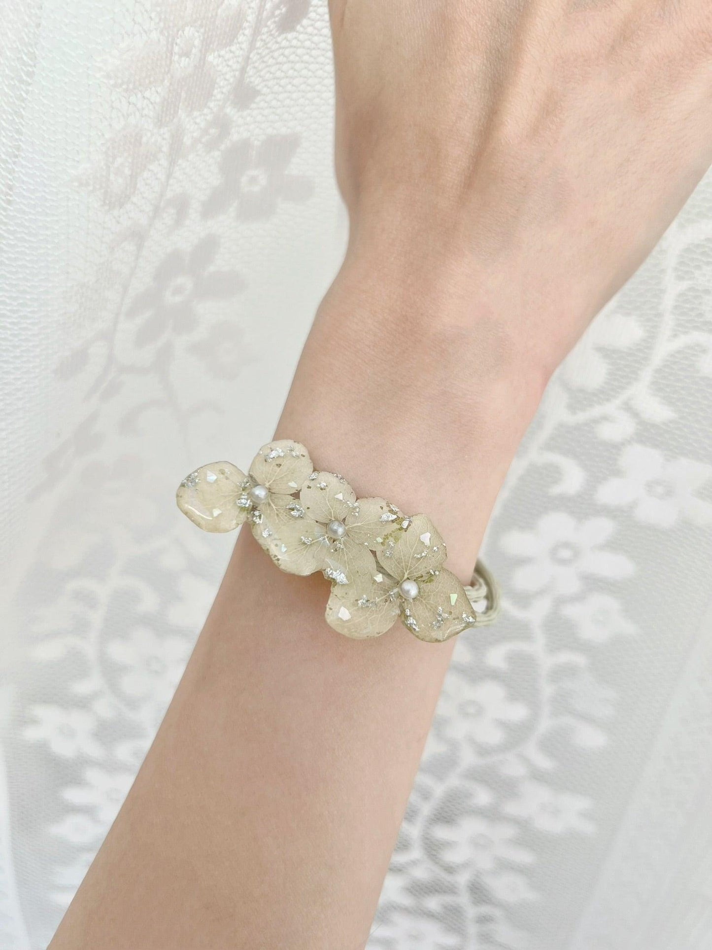 Clover Spring Ponytail Holder Demo.