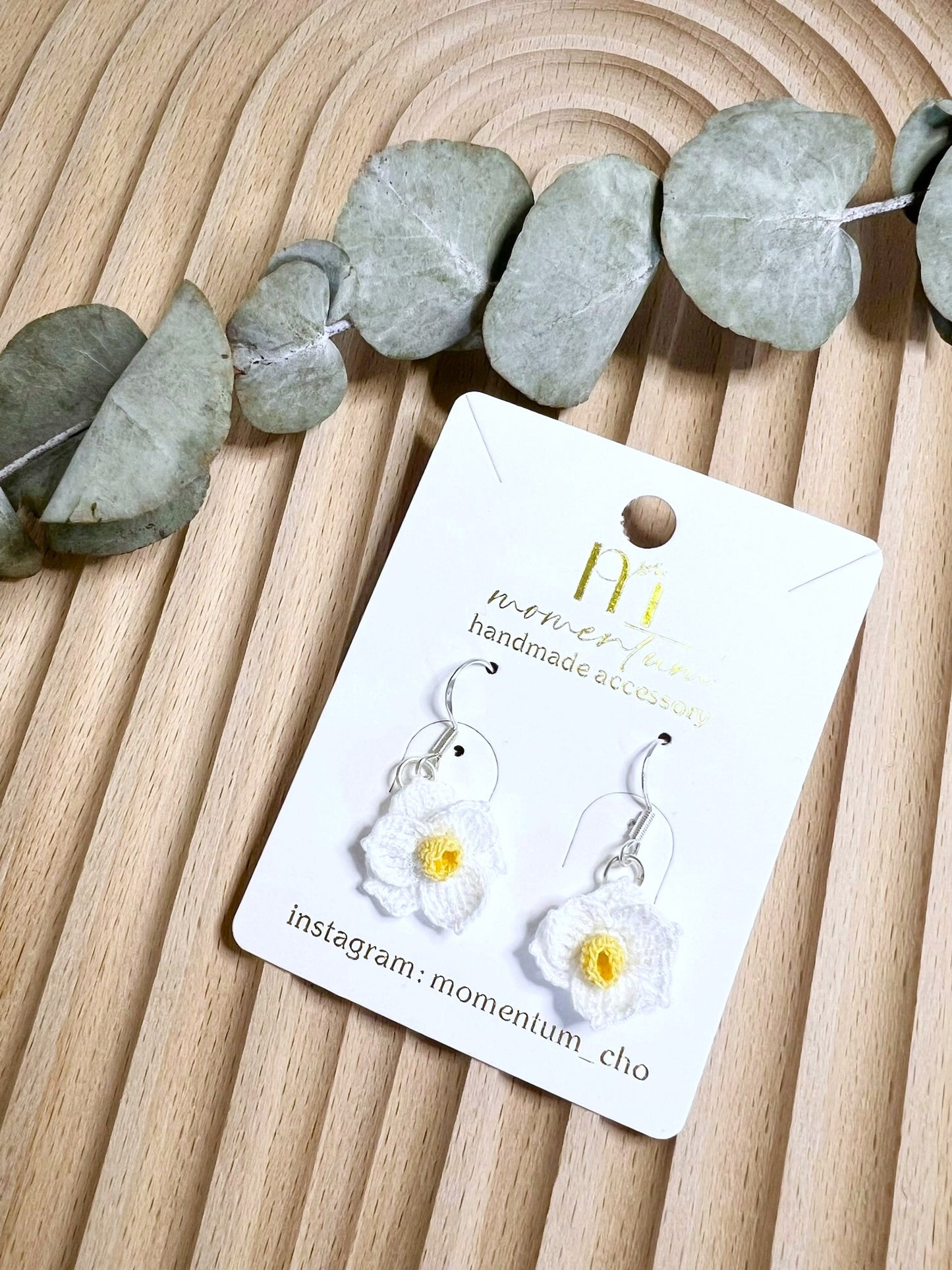 Daffodils Drops Earrings White.