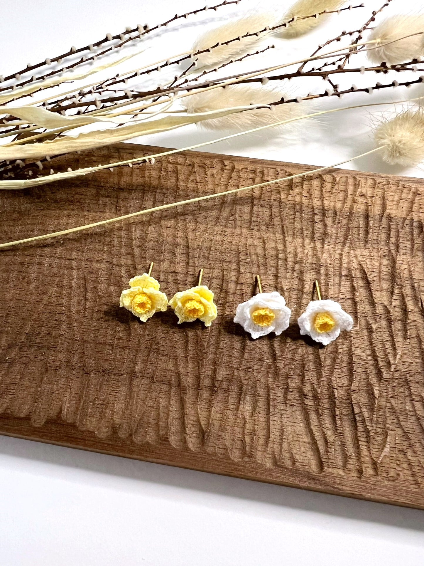 Daffodils Earrings Needle.