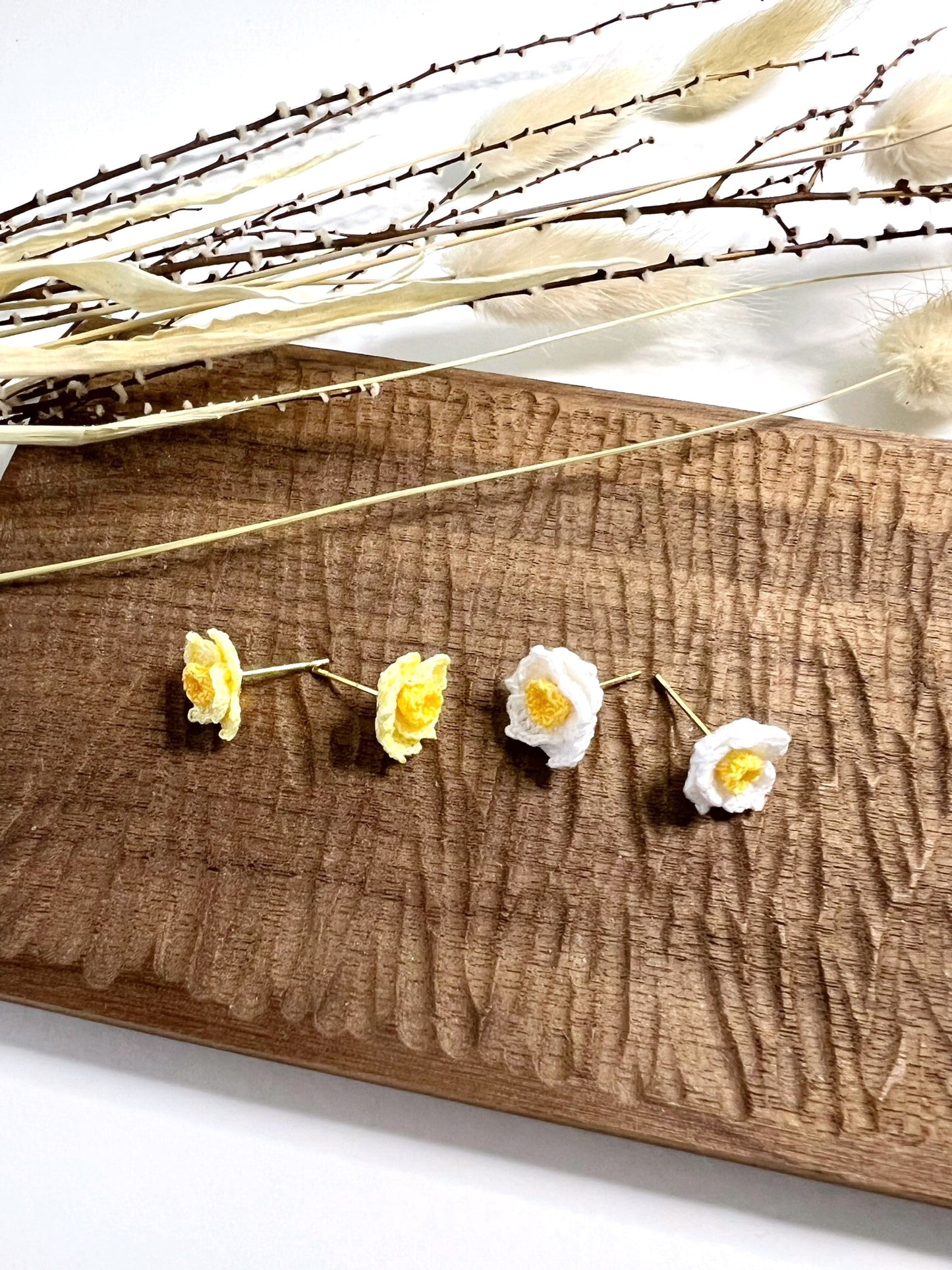 Daffodils Earrings Up.