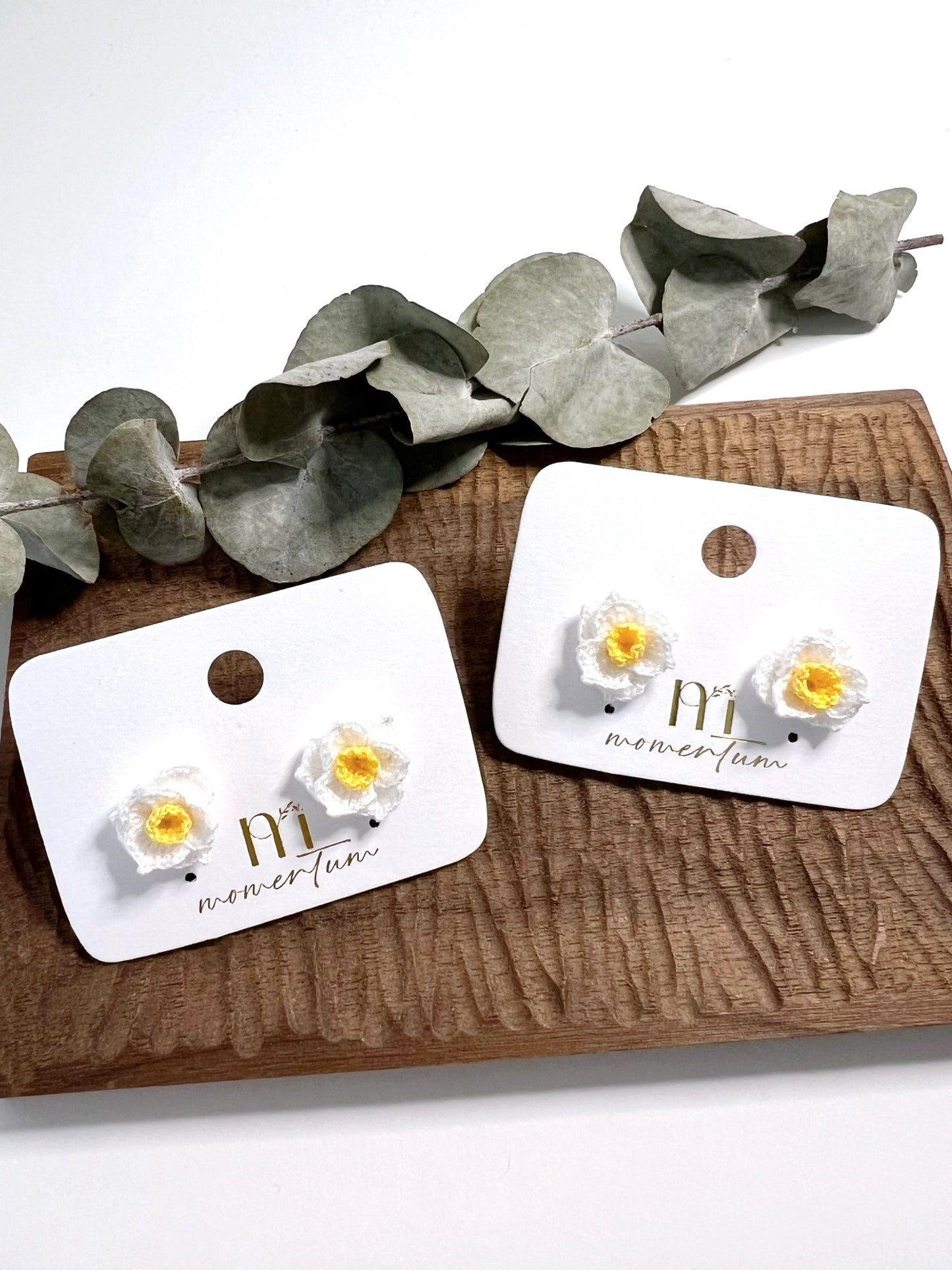 Daffodils Earrings White.