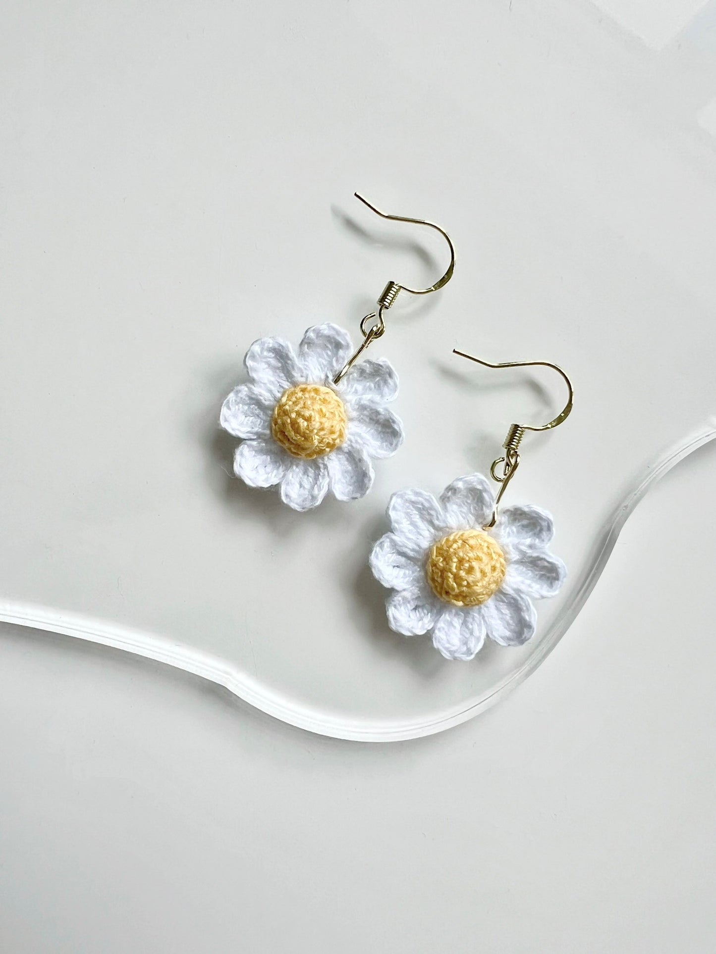 Daisy Earrings White.