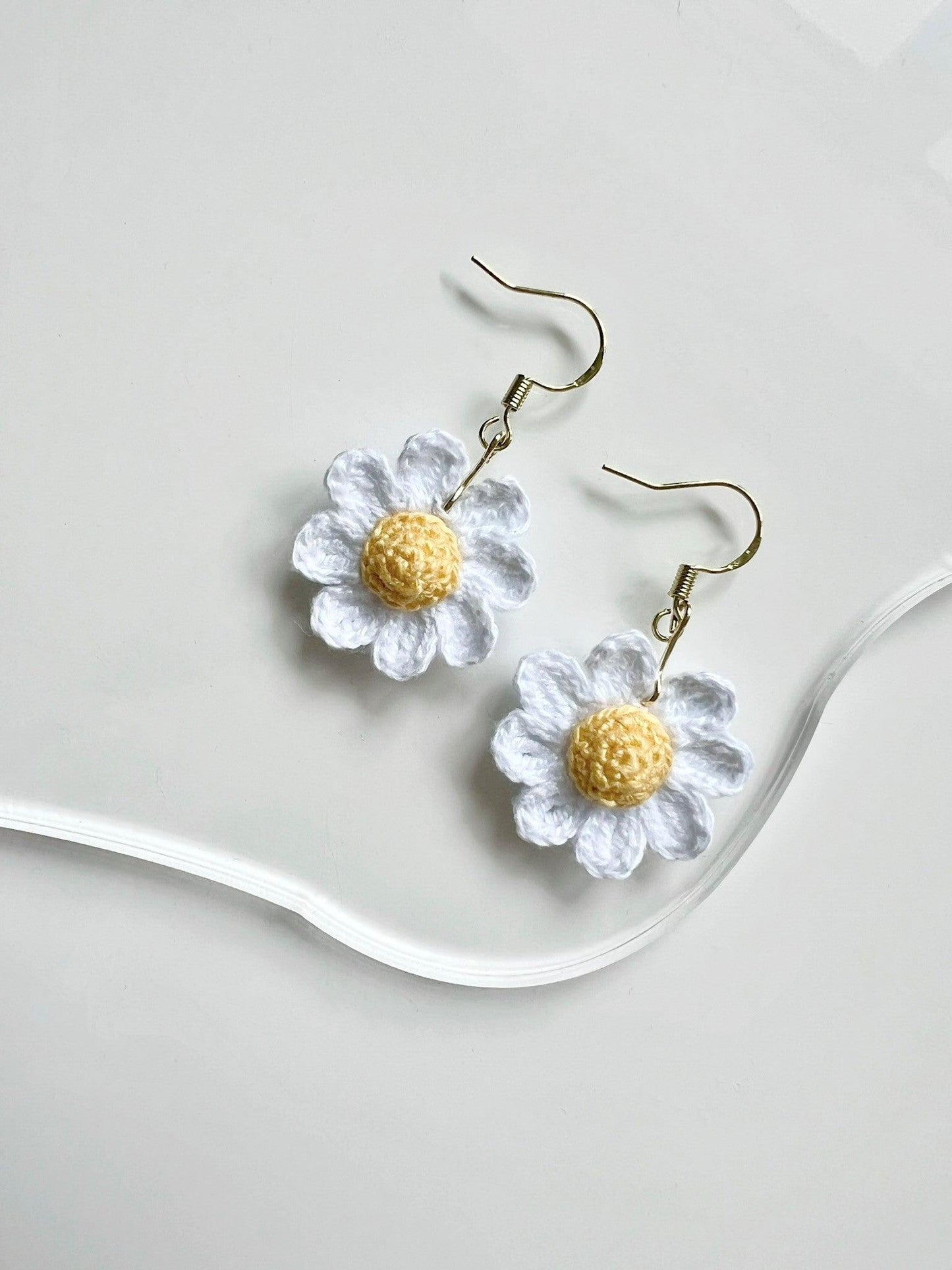 Daisy Earrings White.