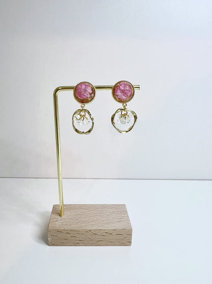 Cho's Bright Earrings Pink Demo.