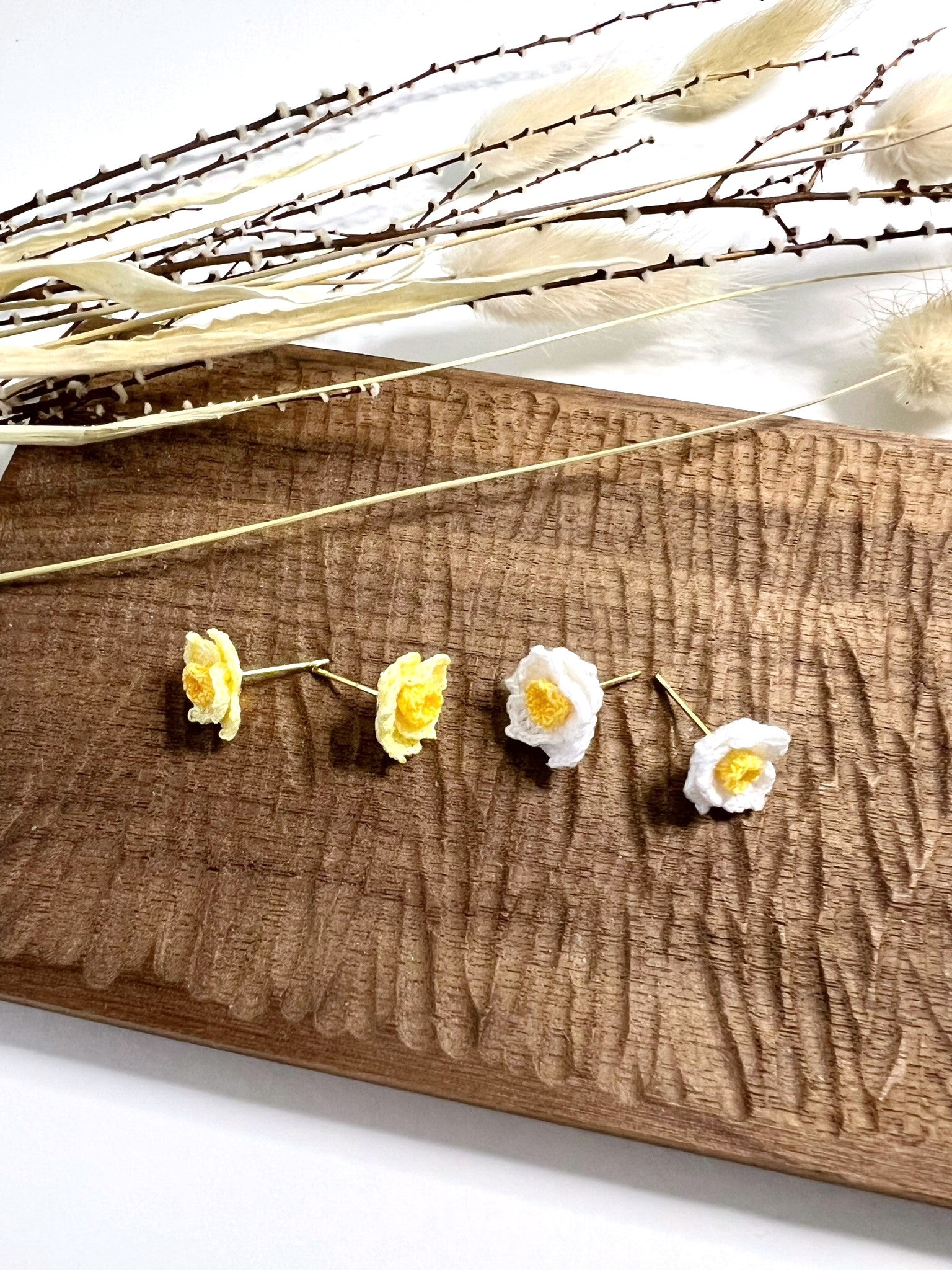 Daffodils Earrings Up.
