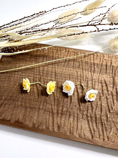 Daffodils Earrings Up.