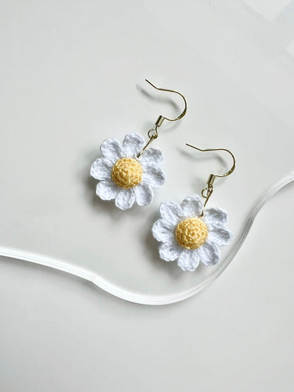 Daisy Earrings White.