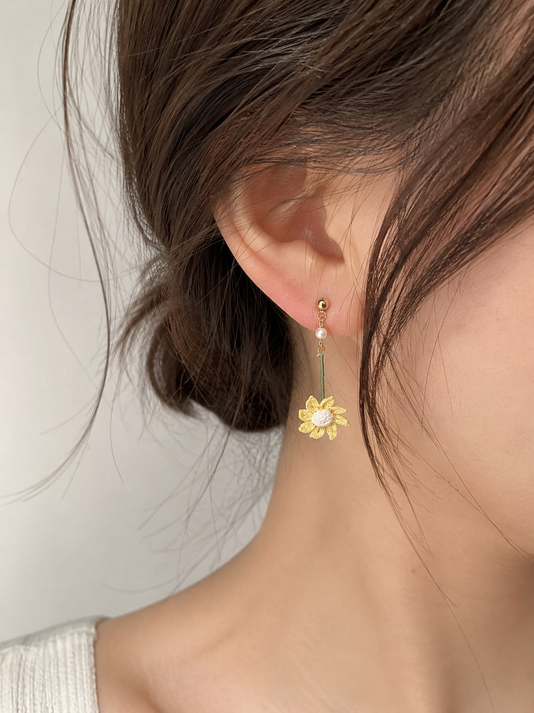 Dewdrop Blue Earrings Yellow Model.