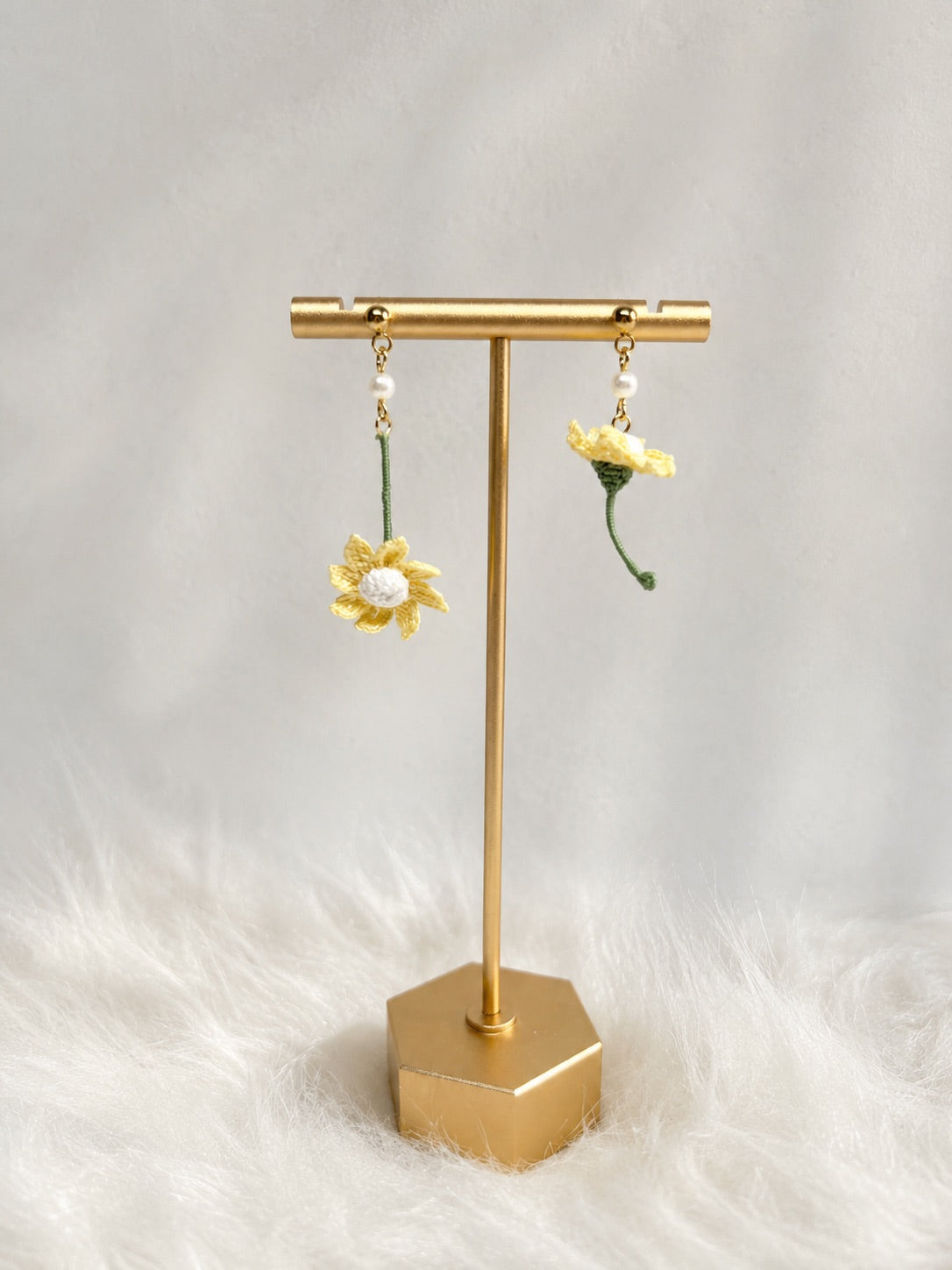 Dewdrop Blue Earrings Yellow Demo.